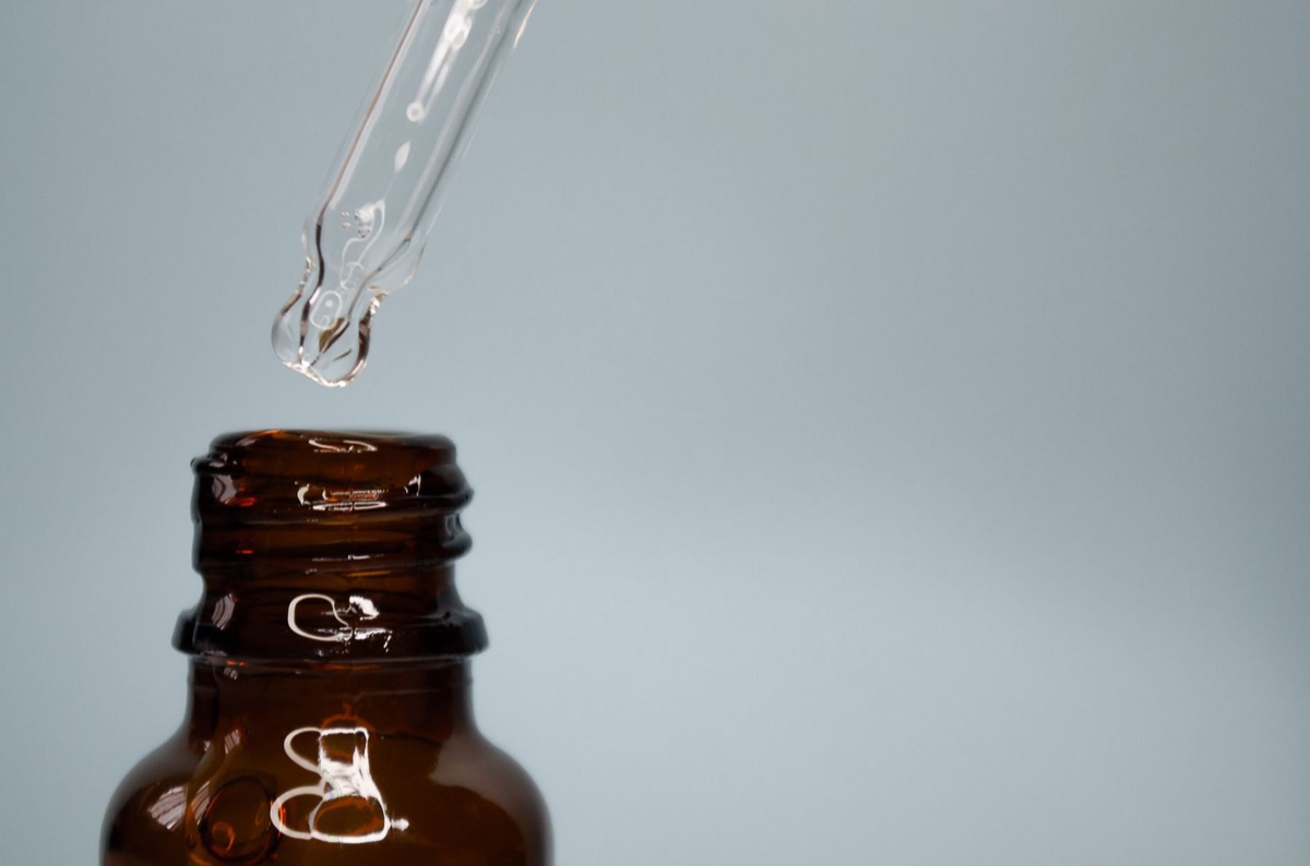 Haaröl und Serum zur Feuchtigkeitsversorgung
