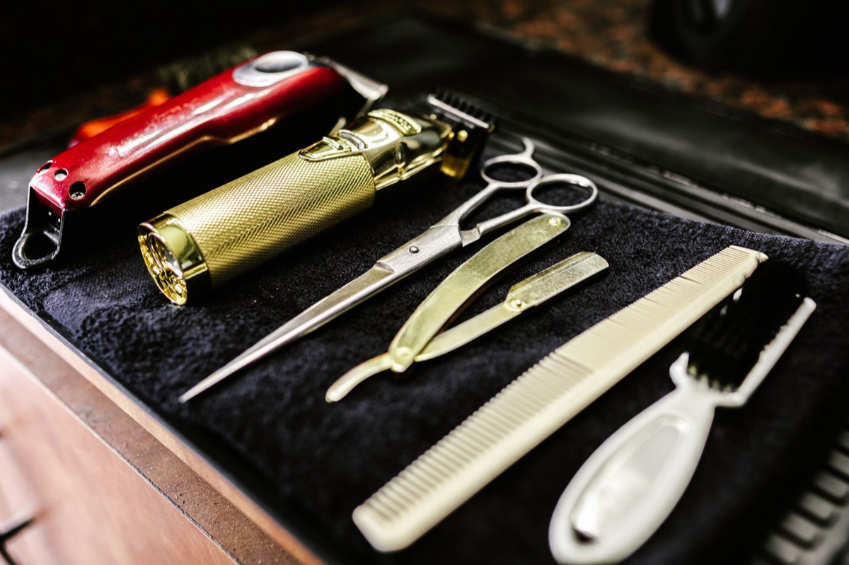 Accessoires de coiffure professionnels pour la coupe.