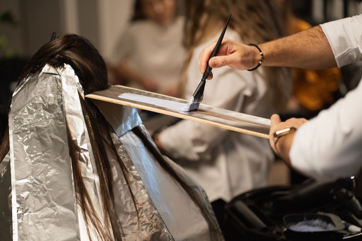 Pennello e ciotola per l'applicazione della tintura sui capelli.