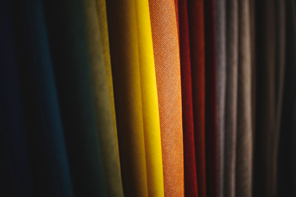 Ameixas de amostras de cores de cabelo para comparação de tons.