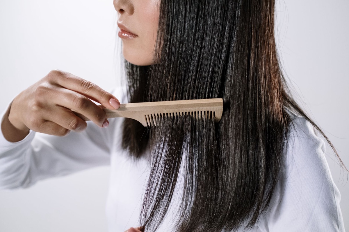 Capelli lisci spazzolati per la modellatura