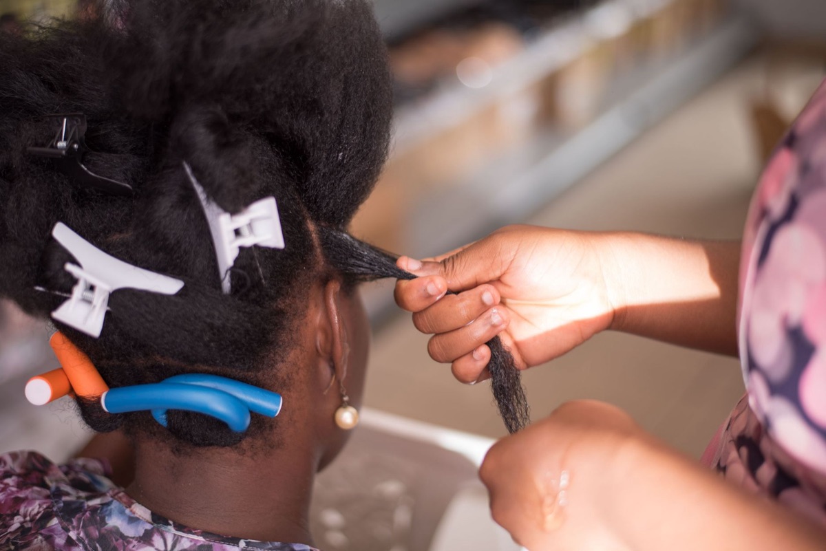 Sezioni di capelli modellati con pinze