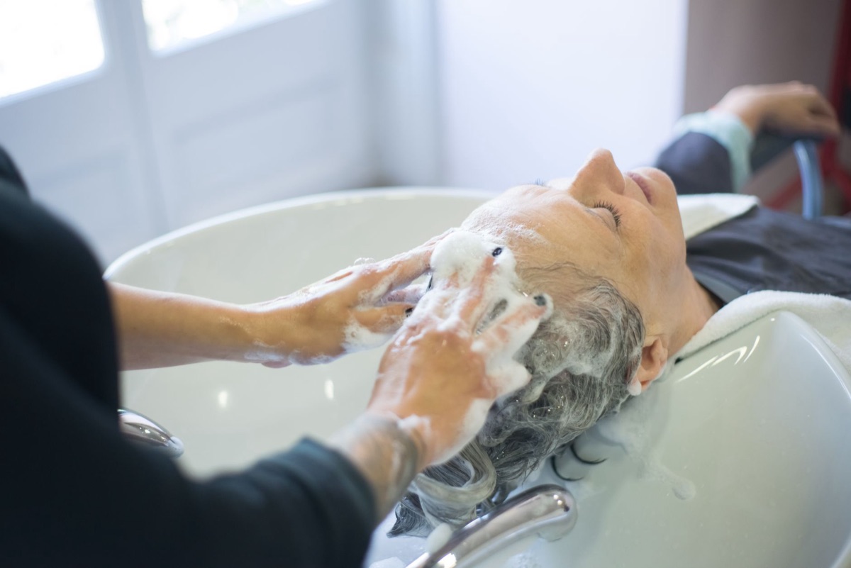 Applicazione shampoo purificante sullo scalpo