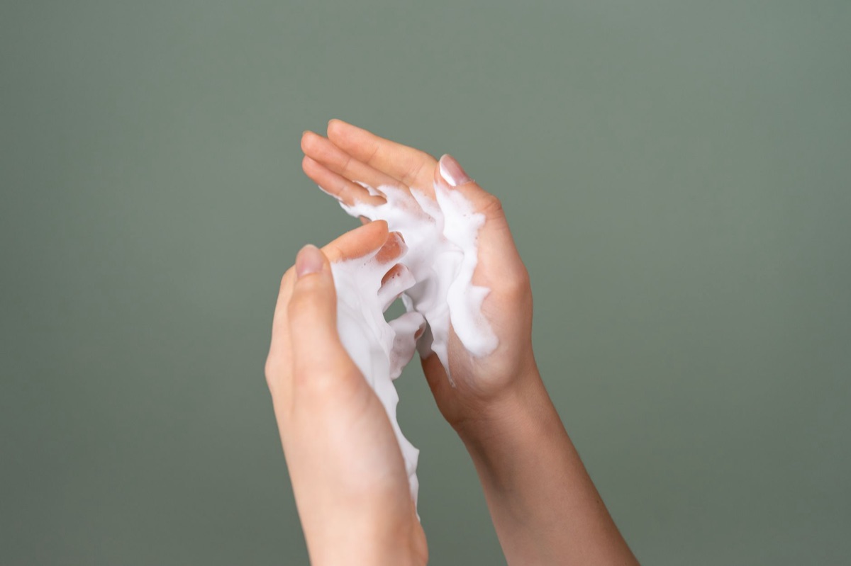 Aplicação de shampoo para couro cabeludo