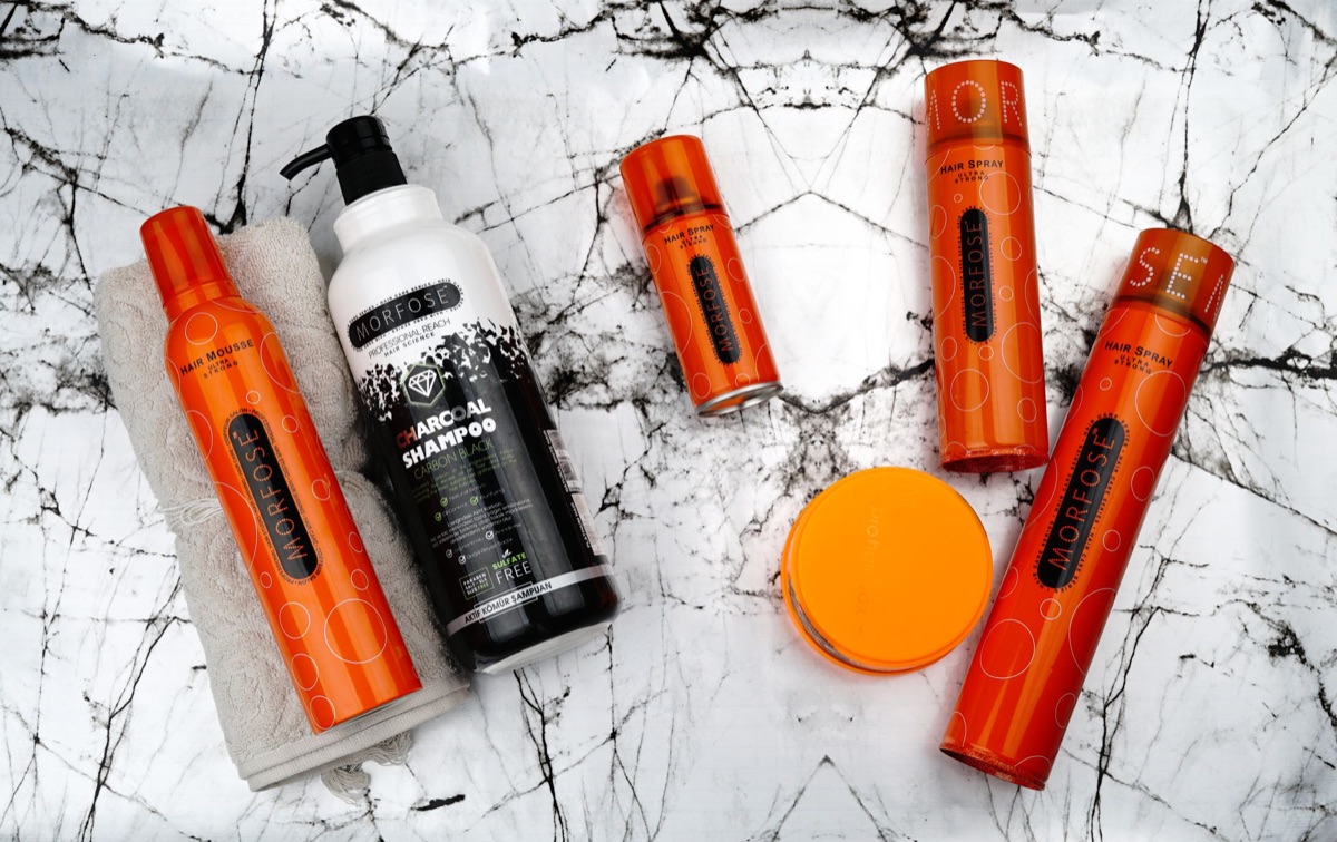 Haarproducten naast stylingapparatuur