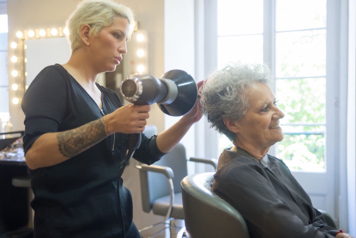 Accessori per il volume dei capelli: spazzola tonda e asciugacapelli