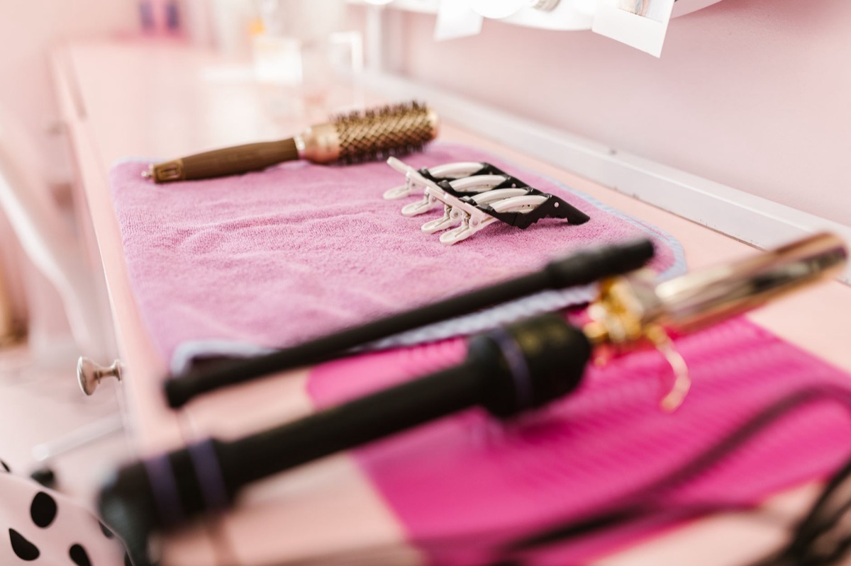 Rolos de cabelo e acessórios para criar volume na raiz.
